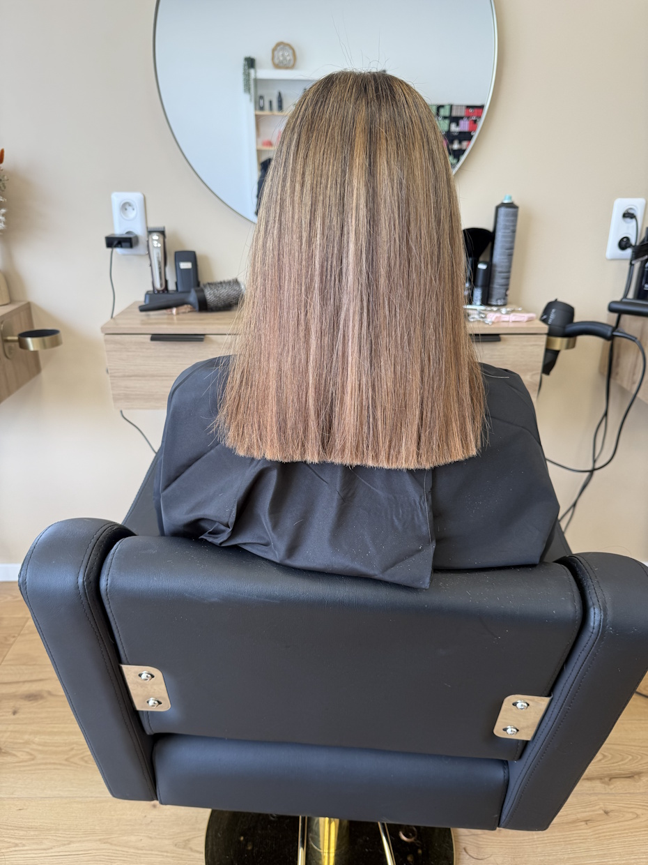 Cheveux lisses mi-longs avec mèches blondes