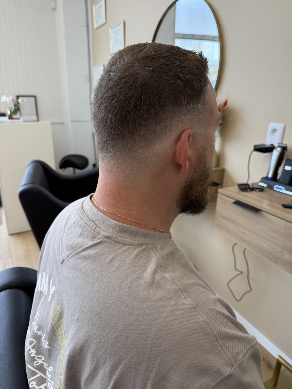 Coupe dégradée homme vue de dos en salon