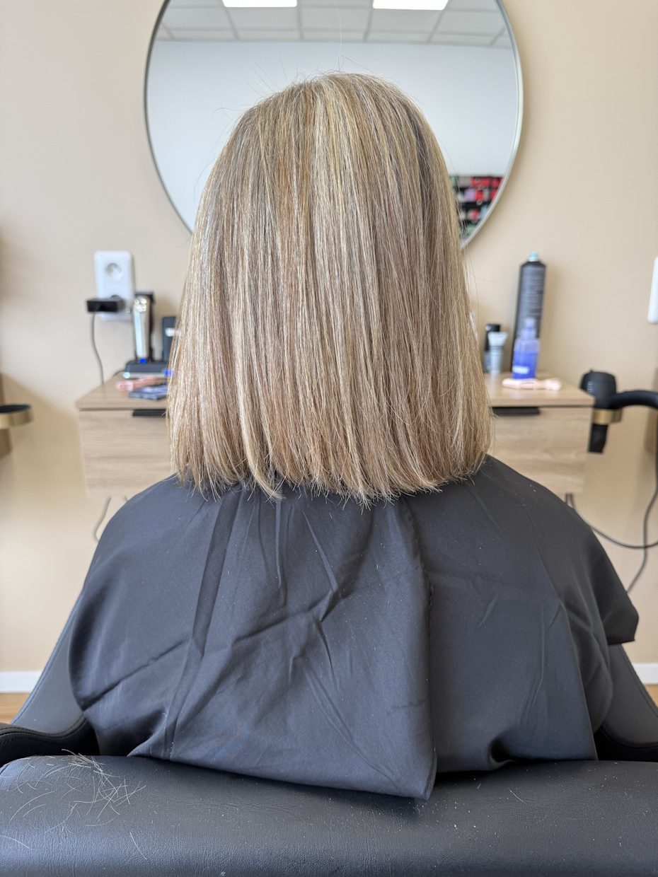 Coupe carré blond lisse vue de dos