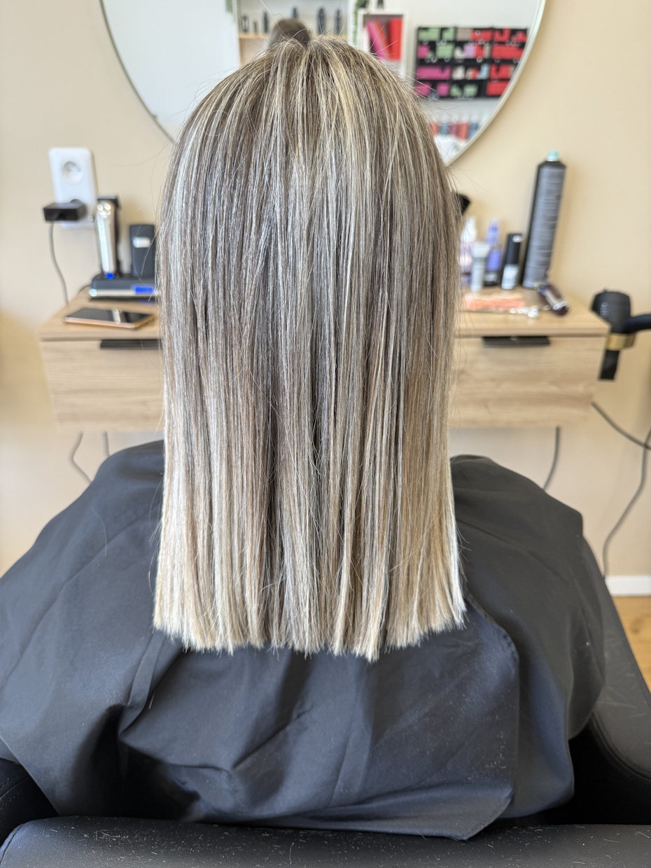 Cheveux blonds lisses mi-longs en salon