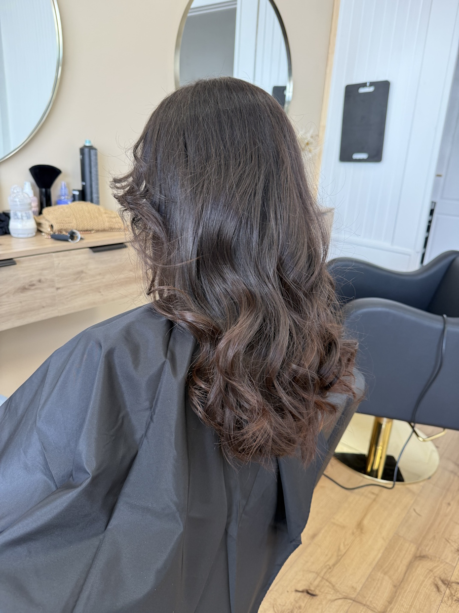 Cheveux longs bruns ondulés en salon