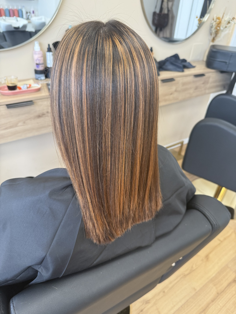 Cheveux lisses châtain avec mèches caramel