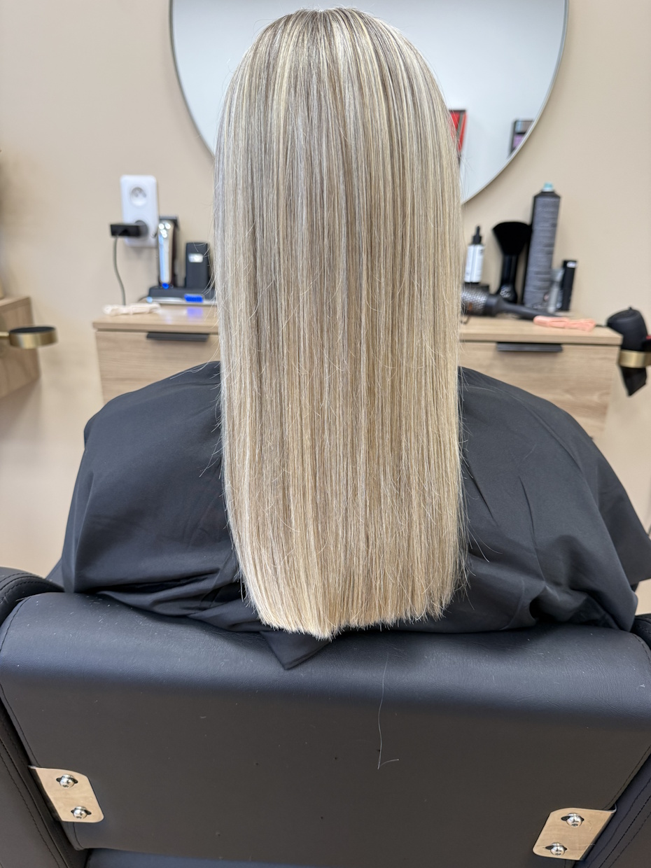 Cheveux blonds longs et lisses en salon