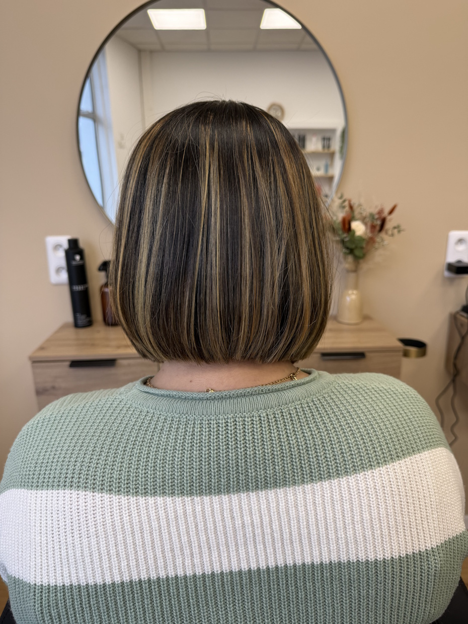 Carré court lisse avec mèches blondes