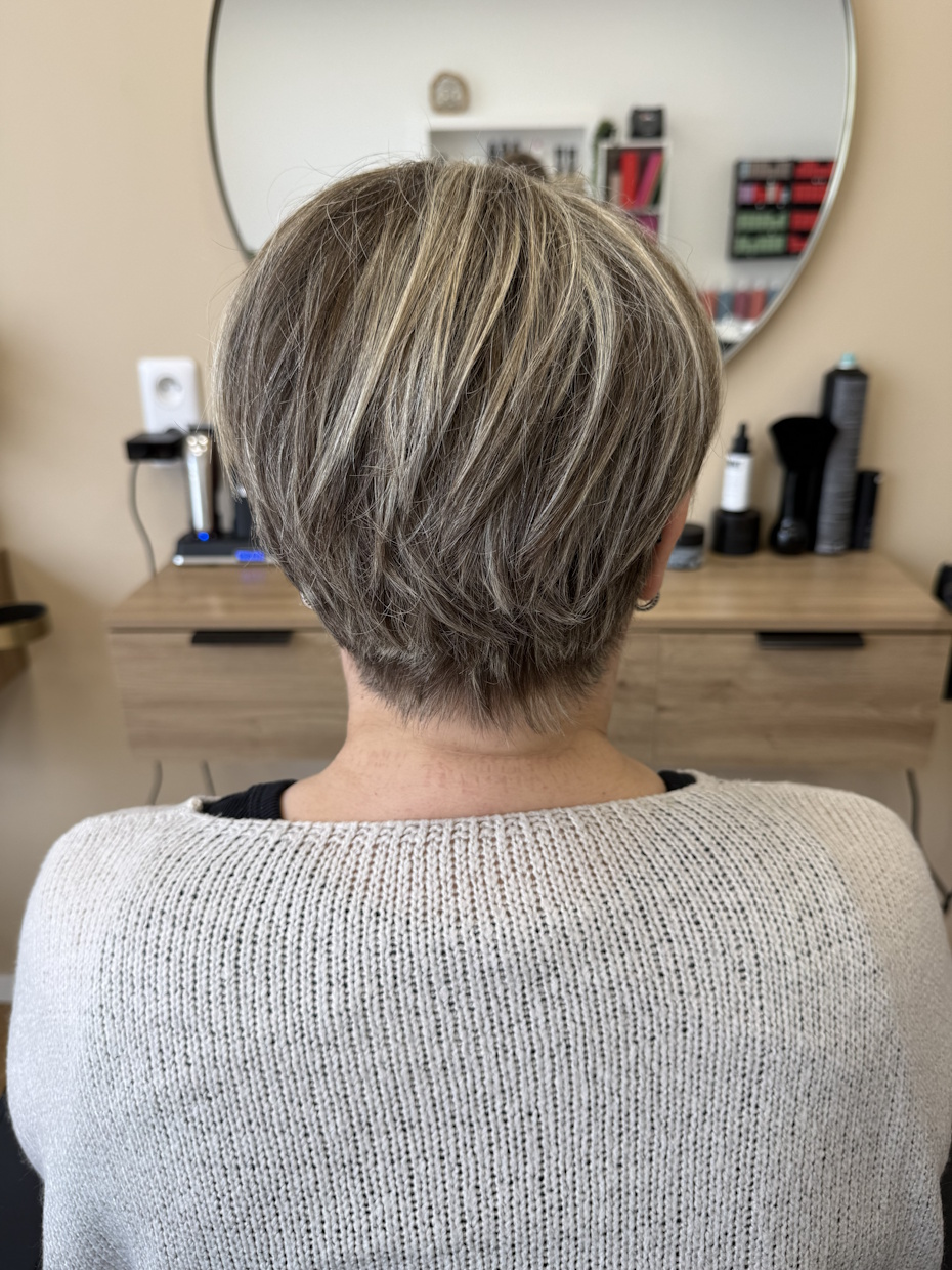 Coupe courte dégradée blonde vue de dos