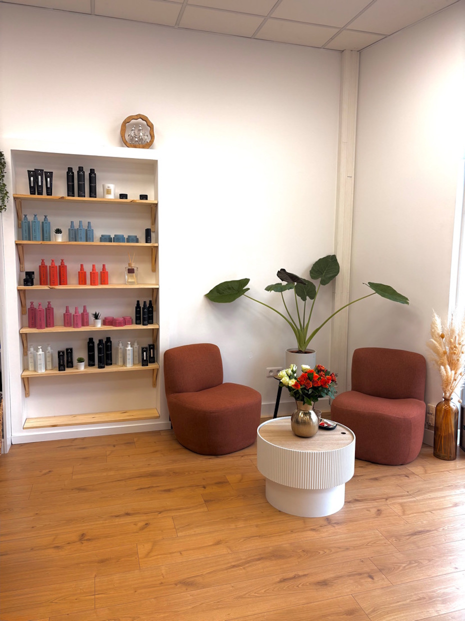 Coin salon avec étagères de produits capillaires