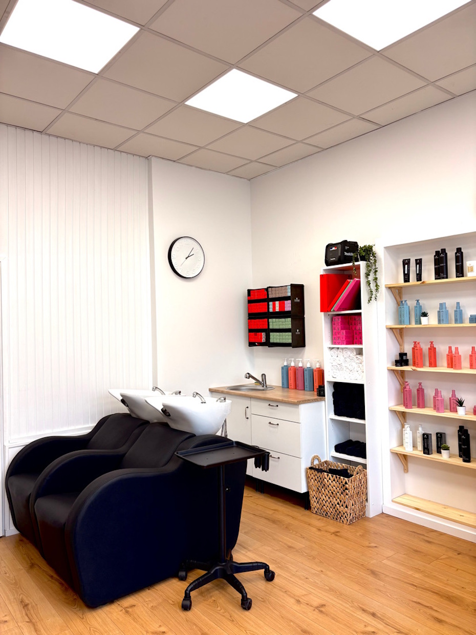 Bacs à shampoing modernes dans salon lumineux