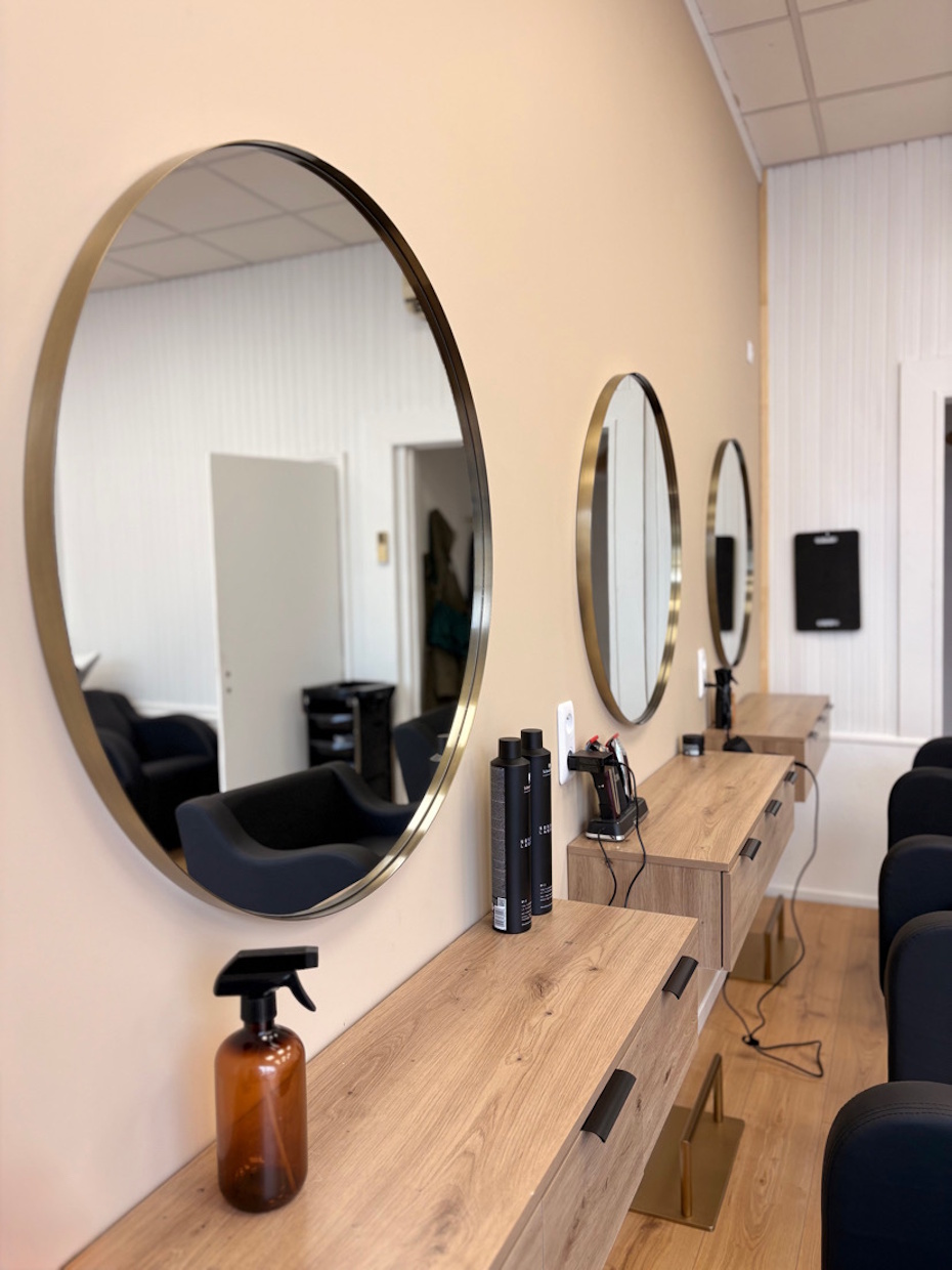 Salon de coiffure moderne avec miroirs ronds